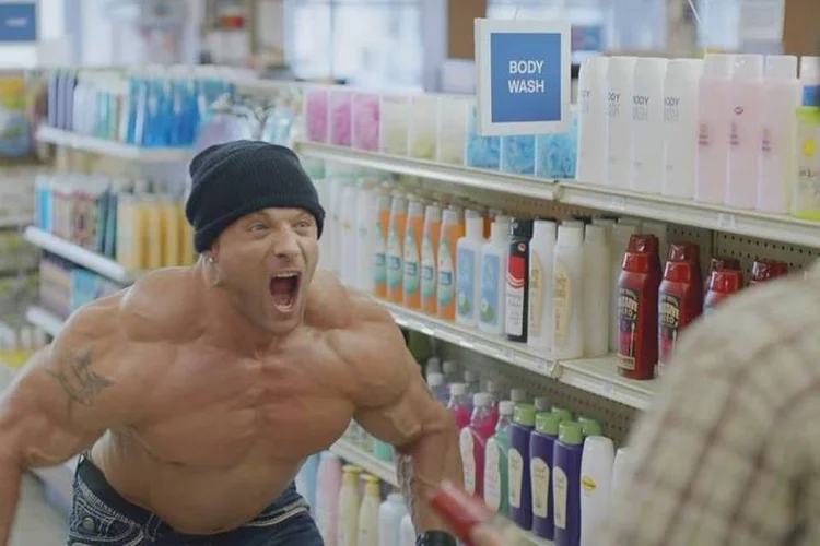 Dollar Shave Club: em cada um dos comerciais, homens comuns encontram com os tipos que povoam o imaginário publicitário (Reprodução/Youtube)