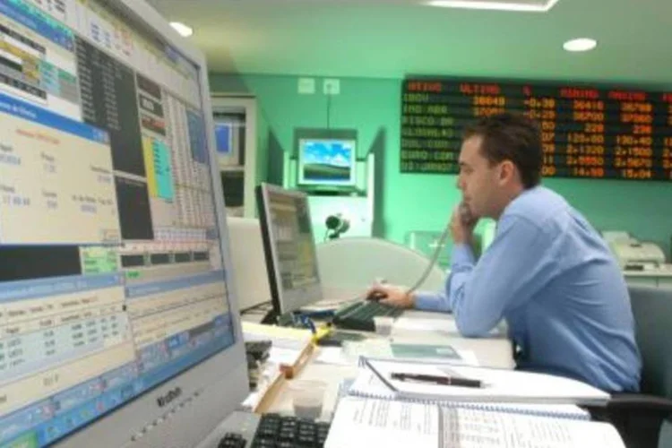 Quem investe em ações deve pagar taxas à corretora e à própria Bovespa (.)