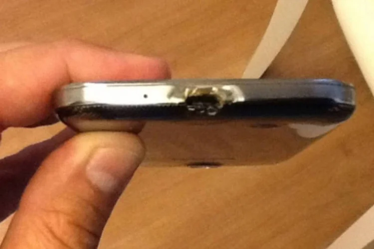 
	Galaxy S4 de brasileiro pega fogo enquanto recarrega: at&eacute; o momento, a Samsung n&atilde;o solucionou o caso
 (Reprodução/Diogo Sales)