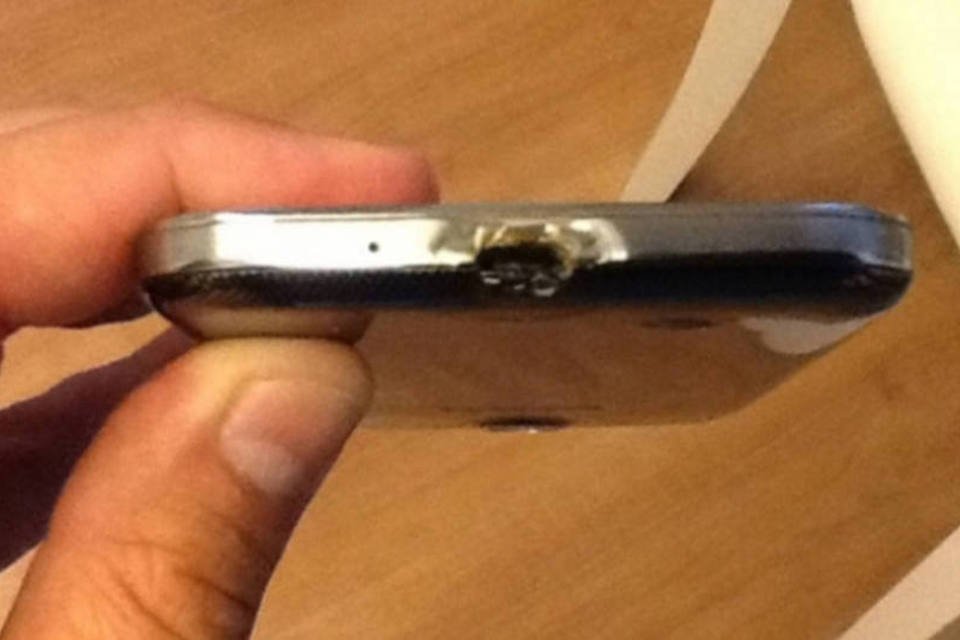 Samsung Galaxy S4 de brasileiro pega fogo enquanto recarrega