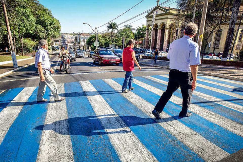 Pedestres em São Carlos, no interior paulista: mortalidade no trânsito caiu 50% em um ano (Alexandre Battibugli)