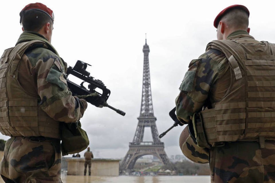Paris instalará muro de vidro à prova de balas na Torre Eiffel