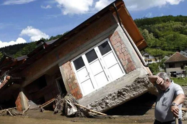 Casa tombada em deslizamento de terra provocado plas intensas chuvas na região dos Balcãs (REUTERS)