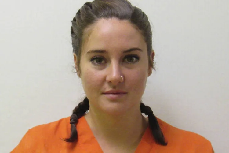 
	Shailene Woodley: ela &eacute; vista narrando a pr&oacute;pria pris&atilde;o num v&iacute;deo divulgado na sua p&aacute;gina do Facebook
 (Reuters)