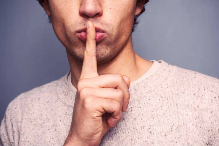 
	Sil&ecirc;ncio: &eacute; melhor n&atilde;o falar sobre os seus planos de mudar de emprego, diz especialista
 (Thinkstock/lofilolo)