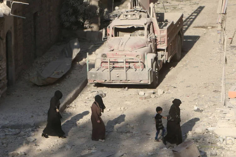 
	Aleppo : general russo rebateu cr&iacute;ticas ao dizer que seu ex&eacute;rcito n&atilde;o ataca &quot;festas de casamento, nem funerais&quot;
 (Abdalrhman Ismail/Reuters)