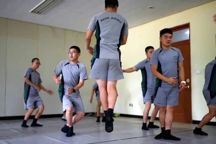 Soldados da Coreia do Sul praticam balé (REUTERS/Kim Hong-Ji)
