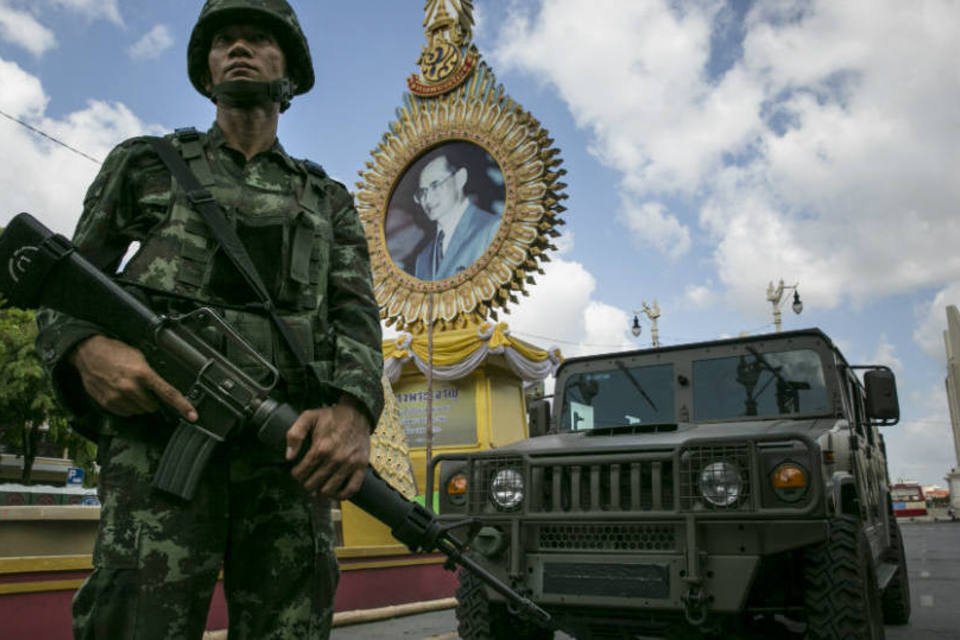 Junta tailandesa pede punição a quem criticar monarquia