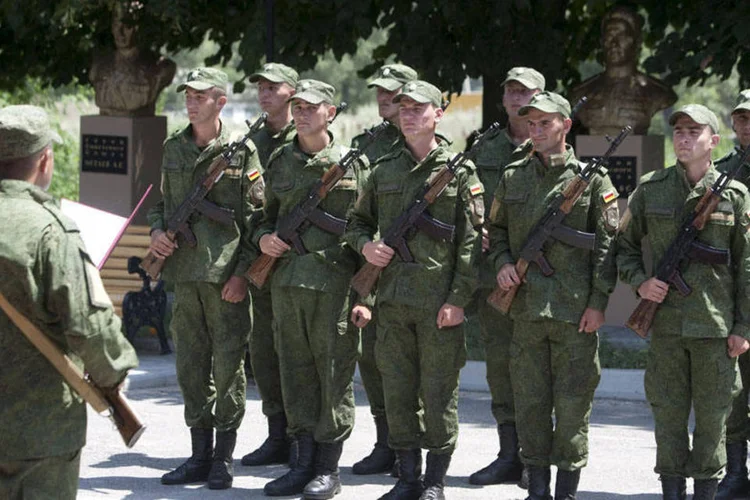 
	Soldados russos: mais de um ano depois do in&iacute;cio da interven&ccedil;&atilde;o militar, a R&uacute;ssia continua refor&ccedil;ando seu dispositivo
 (REUTERS/Kazbek Basaev)