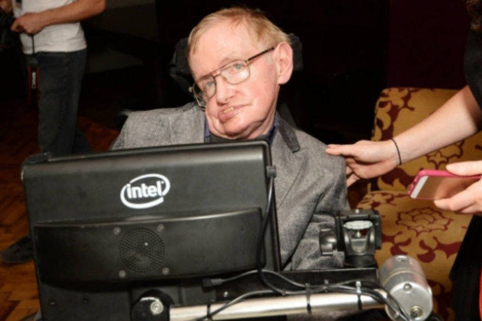 Físico Stephen Hawking completa 75 anos no auge da fama