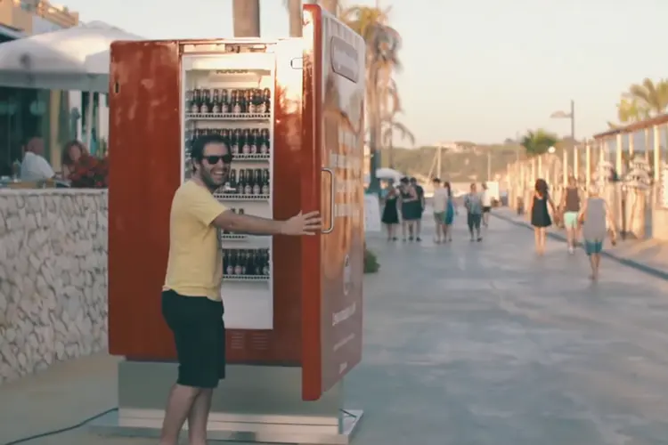 Super Bock: com geladeira instalada na praia de Algarve, em Portugal, campanha quer mostrar intimidade entre amigos (Reprodução)