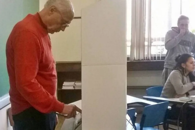 
	O senador pelo PT e candidato &agrave; reelei&ccedil;&atilde;o Eduardo Suplicy vota em S&atilde;o Paulo
 (Divulgação/Twitter/Suplicy)