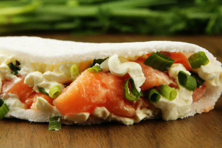 Tapioca de salmão e cream cheese da franquia Tapi Carioca