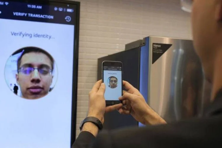 
	Reconhecimento facial: o sistema eliminar&aacute; assim o uso de senhas para comprar on-line
 (Divulgação/MasterCard)