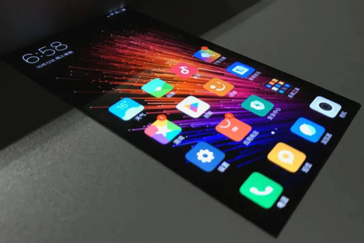 Tela dobrável: a tecnologia da Xiaomi parece funcionar normalmente enquanto dobrada (Reprodução/Baidu)