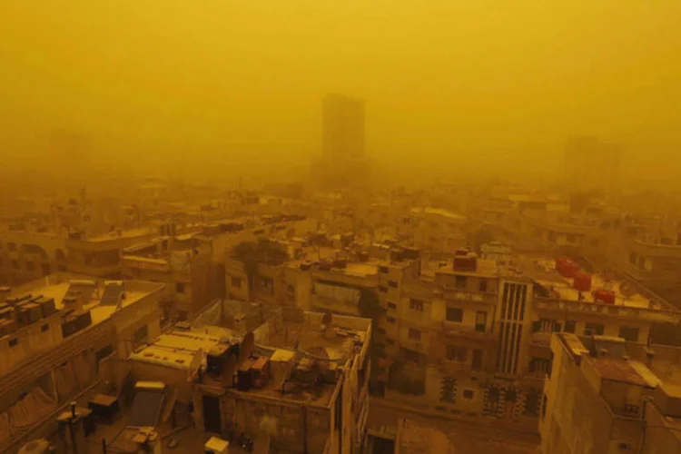 Nuvens de poeira e areia (REUTERS / Omar Sanadiki)