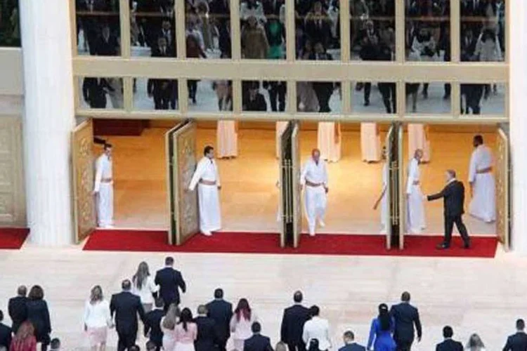 Levitas da Igreja Universal recepcionam os convidados no primeiro evento do templo
 (Divulgação/ Facebook/ Templo de Salomão)