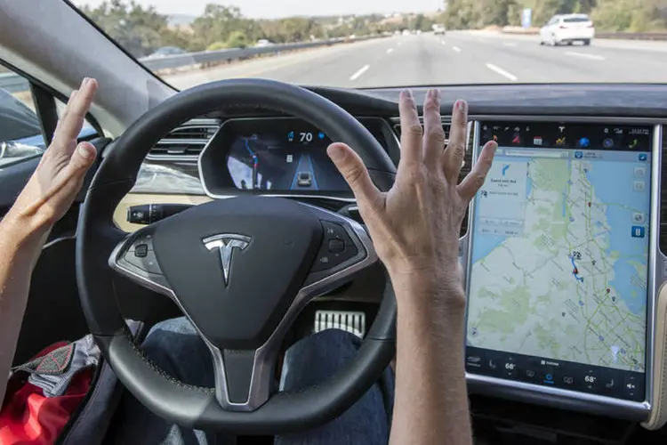 Tesla: a empresa disse em outubro que seus novos modelos chegarão com hardwares, incluindo câmeras e um radar, que permitirão completa autonomia