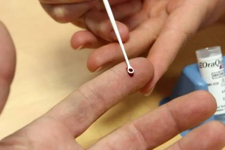 Teste de hepatite C é realizado em um hospital (Francois Nascimbeni/AFP)