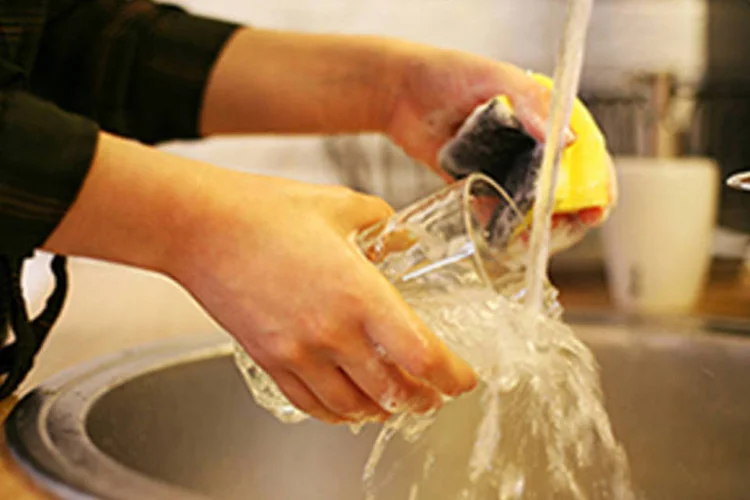 A Ypê também está produzindo álcool gel em sua fábrica de Amparo (Thinkstock/Divulgação)