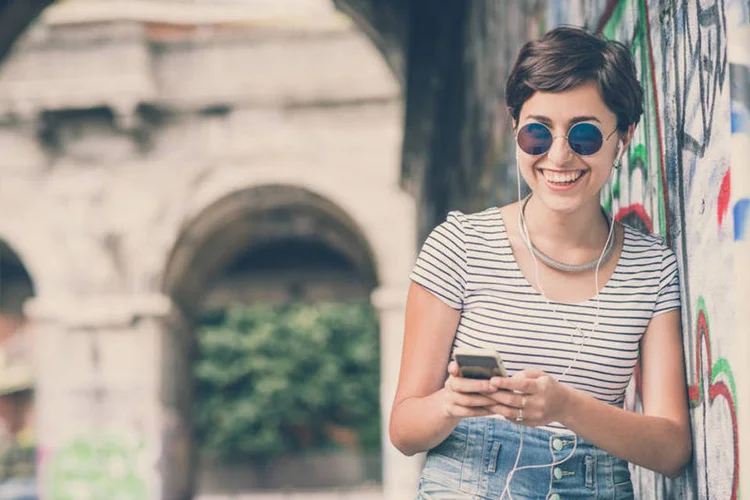 Millenials e smartphones: os jovens gastam uma média de 12,7 horas por semana na internet via celulares (Thinkstock/Thinkstock)