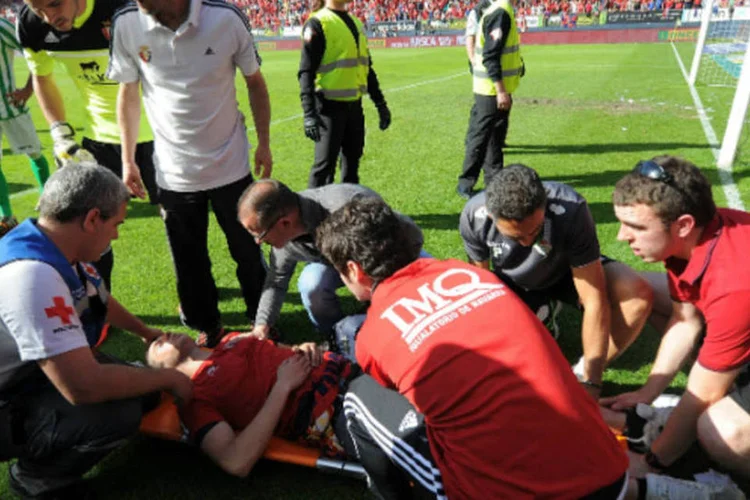 Torcedor do Osasun é atendido no campo após grade colapsar durante partida do Campeonato Espanhol
 (Denis Doyle/Getty Images)