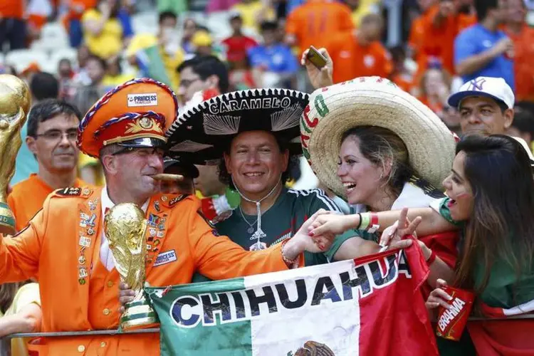 Torcedores de Holanda e México na Arena Castelão, em Fortaleza (REUTERS/Dominic Ebenbichler)