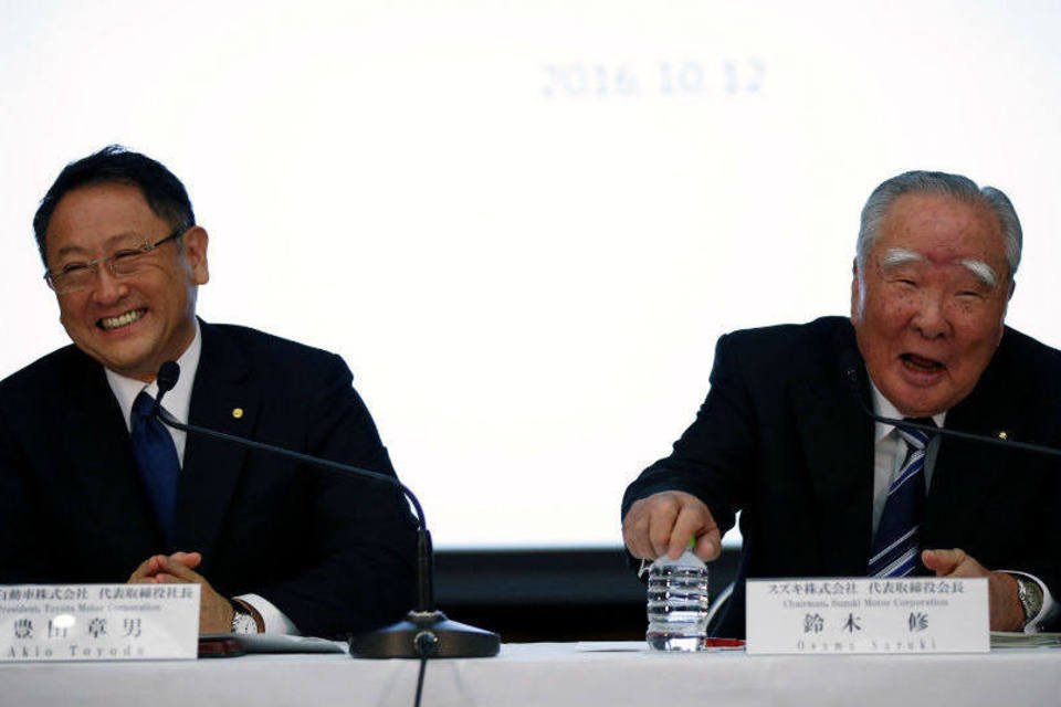 
	Os presidentes da Toyota e da Suzuki sorriem na entrevista coletiva em T&oacute;quio, no Jap&atilde;o
