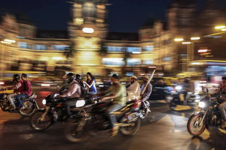 Tráfego em frente à estação Chhatrapati Shivaji em Mumbai, na Índia: país é rural e informal, mas tem um perfil demográfico promissor
 (Dhiraj Singh/Bloomberg)