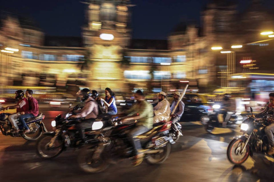 Tráfego em frente à estação Chhatrapati Shivaji em Mumbai, na Índia: país é rural e informal, mas tem um perfil demográfico promissor
 (Dhiraj Singh/Bloomberg)
