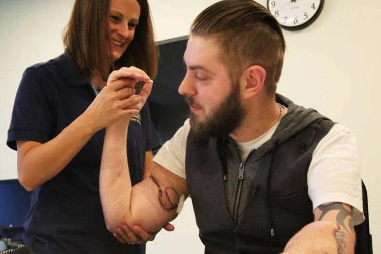 
	Transplante de bra&ccedil;os: o veterano j&aacute; consegue movimentar os membros e realizar algumas pequenas tarefas
 (Divulgação/Brigham and Womens Hospital)