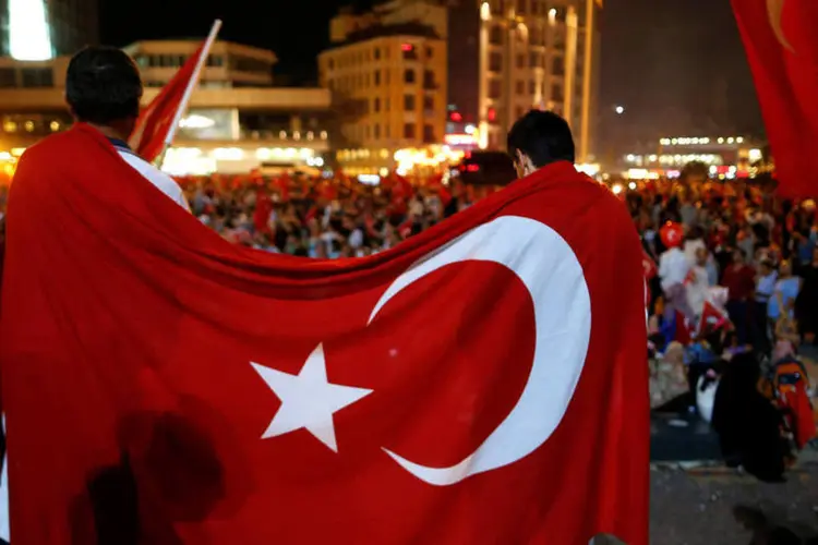 
	Turquia: uma pesquisa divulgada duas semanas ap&oacute;s a tentativa de golpe mostrou dois ter&ccedil;os de aprova&ccedil;&atilde;o de Erdogan, a maior j&aacute; registrada
 (Ammar Awad/Reuters)