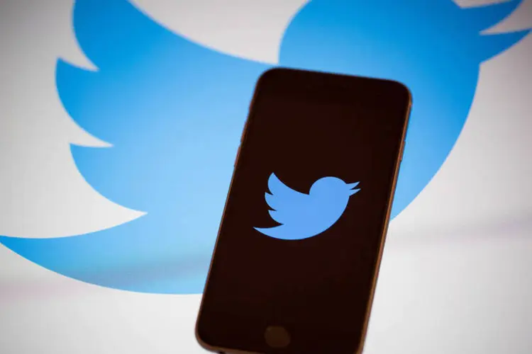 
	Twitter: &agrave;s 12:27, as a&ccedil;&otilde;es do Twitter recuavam 18,4 por cento, a 20,29 d&oacute;lares
 (Michael Nagle/Bloomberg/Bloomberg)