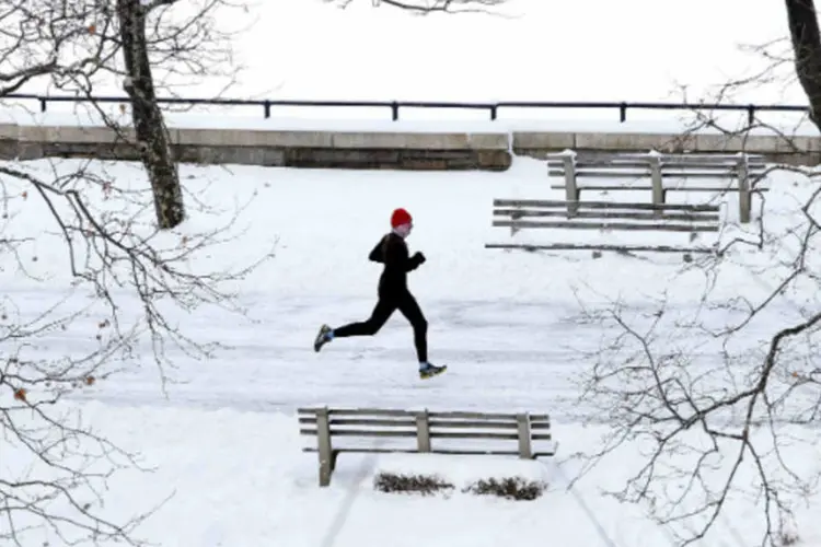 Um homem faz caminhada no Riverside Park em Manhattan, Nova York. Uma grande nevasca causou mais de mil voos atrasados ou cancelados nos EUA (REUTERS/Mike Segar)