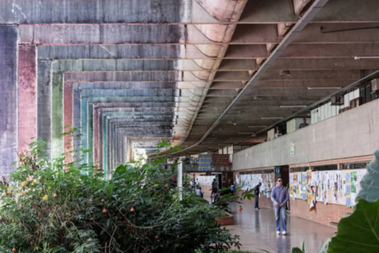 Universidade de Brasília: no último fim de semana foram registradas pichações e adesivagens de cunho político-eleitoral em um dos prédios da do campus da Asa Norte (UnB/Agência/Divulgação)