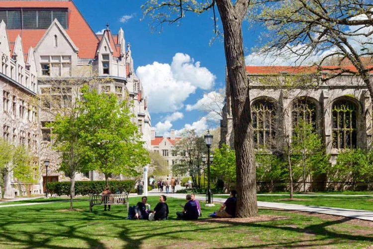 Universidade de Chicago: os cursos são flexíveis e exigem de cinco a oito horas semanais, com treinamento assíncrono (Divulgação/Facebook/University-of-Chicago/Divulgação)