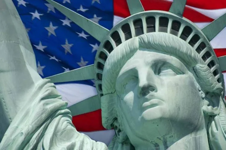 Estátua da Liberdade com a bandeira americana ao fundo (Getty Images/Getty Images)