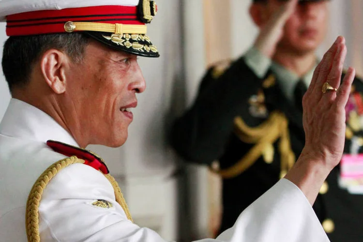 
	Vajiralongkorn: pr&iacute;ncipe disse querer compartilhar o luto com todos os tailandeses antes de ser coroado
 (Sukree Sukplang/Reuters)