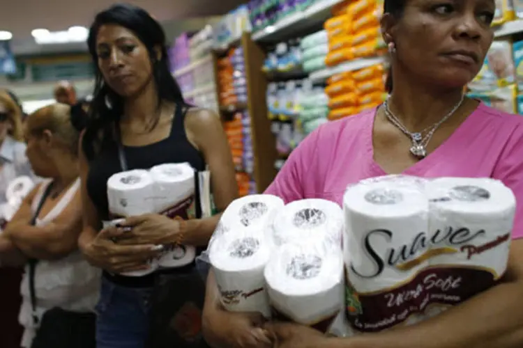 
	Com medo da escassez, consumidores fazem fila para comprar papel higi&ecirc;nico em mercado em Caracas
 (Jorge Silva / Reuters)