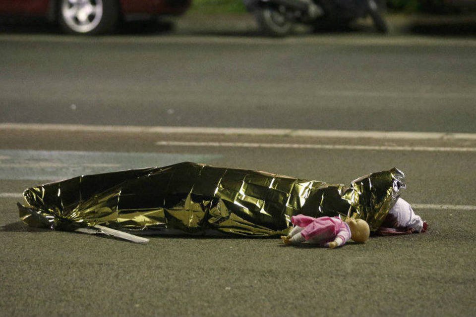Imagens mostram pânico após caminhão matar dezenas em Nice