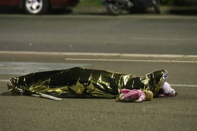 Corpo de vítima de suposto ataque com caminhão em Nice, França (Eric Gaillard/Reuters)