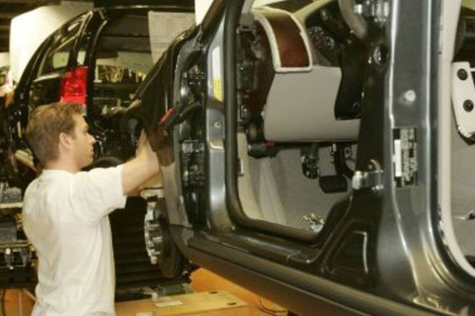 Operários param fábrica da Volvo no PR por reajuste salarial