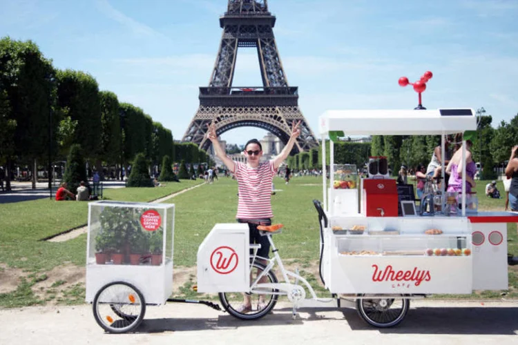 
	Maria de la Croix com seu Wheely&#39;s: empreendedora desenvolveu uma cafeteria adaptada para operar em bicicletas
 (Divulgação/Wheelys)