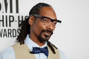 Snoop Dogg contraria baixa dos NFTs e ganha R$ 66 milhões após coleção esgotar