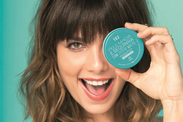 Modelo segura produto da linha Natura Tez (Natura/Divulgação)