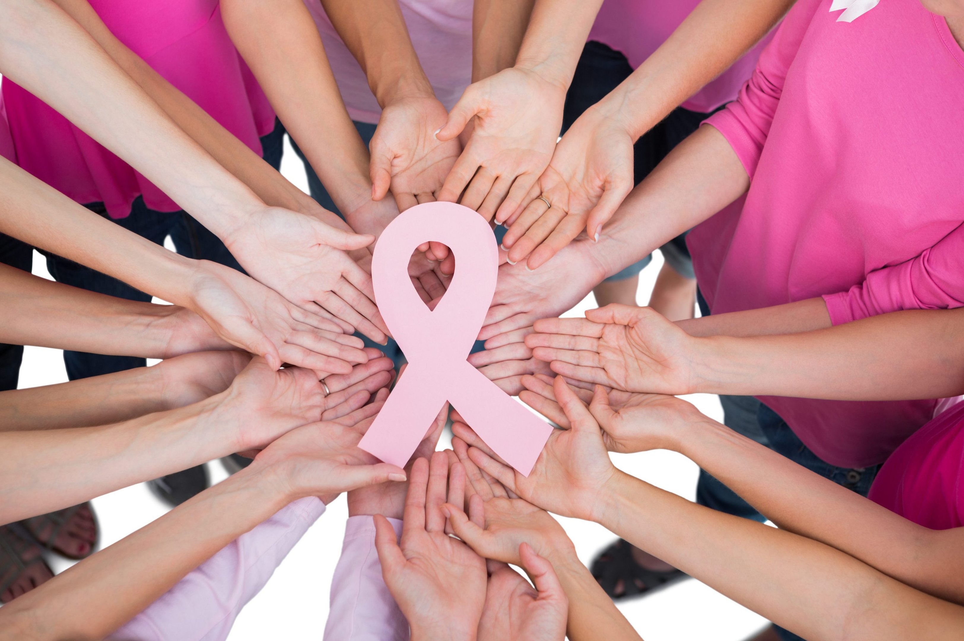 Outubro Rosa: mulheres se unem para segurar o laço rosa, símbolo da campanha de combate ao câncer de mama