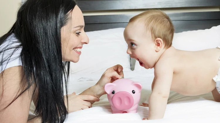 Mãe com bebê e porquinho (Louis-Paul St-Onge/Thinkstock)