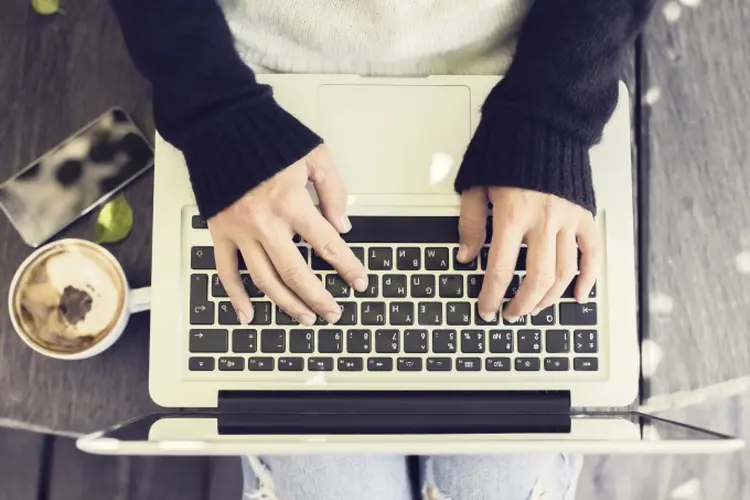 Pessoa com laptop: "Write&amp;Improve" corrige redações gratuitamente (peshkov/Thinkstock)