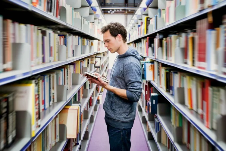 Estudante em biblioteca (anyaberkut/Thinkstock)