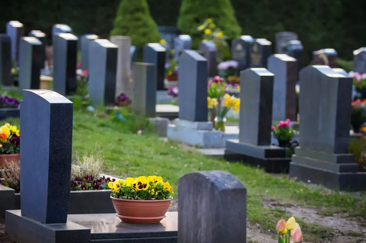 Túmulos: os carnês foram emitidos pela empresa funerária que administra os cemitérios da Saudade e Jardim do Éden a título de conservação e manutenção dos túmulos (KayTaenzer/Thinkstock)